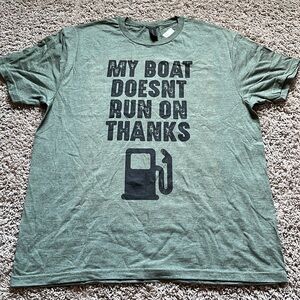Mens t-shirt “my boat doesn’t run on thanks”